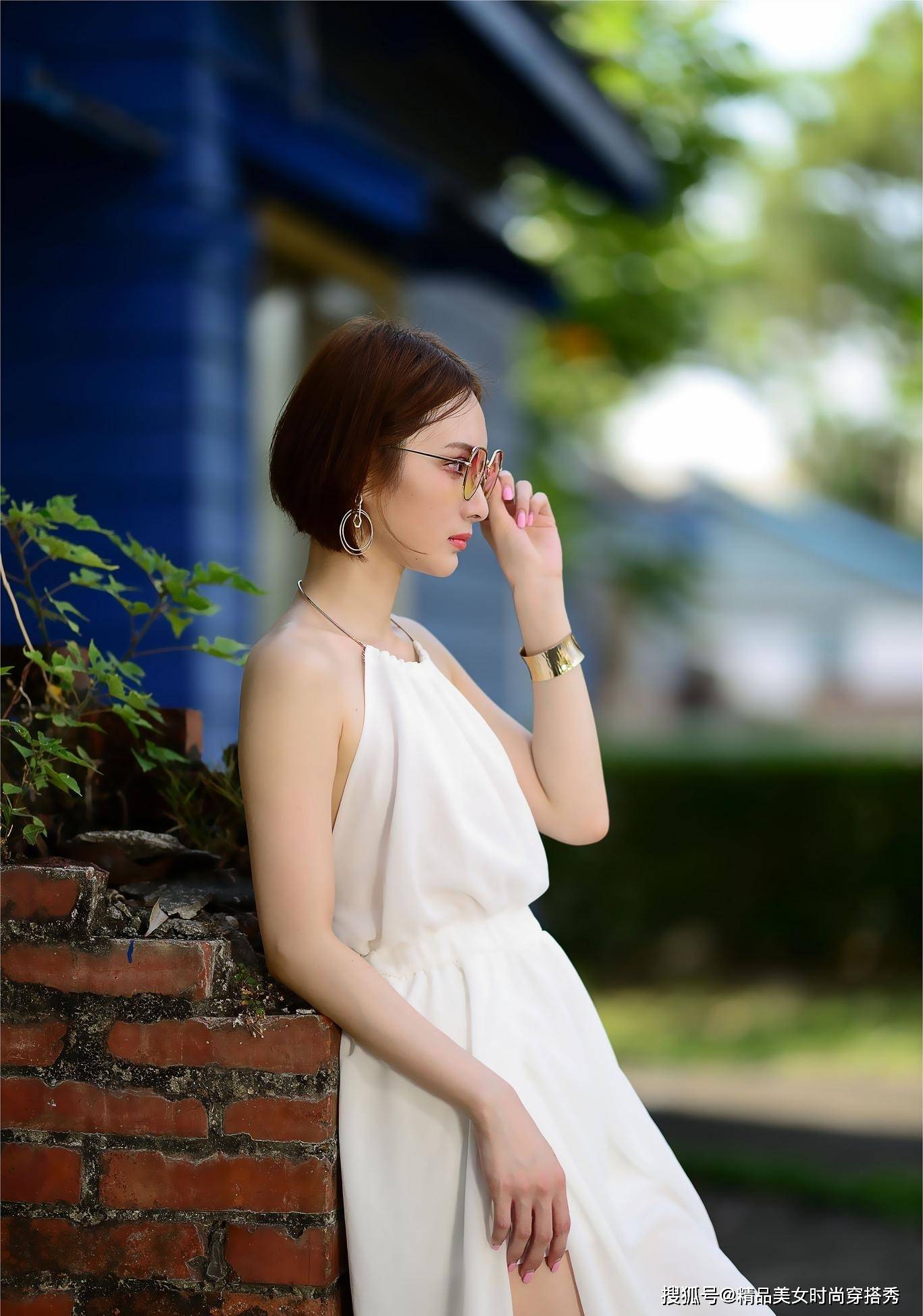 设计|时尚又好搭的白色连衣裙——挂脖设计时尚感超强