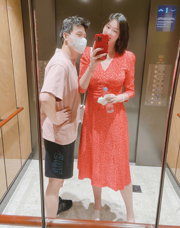 大气|惠若琪生女儿后逆生长！一袭印花裙美艳又大气，气质不输女明星