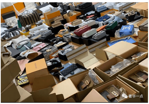 光芒|LV高跟夹脚拖鞋，偷偷拉长腿部比例，提升穿搭质感哦~