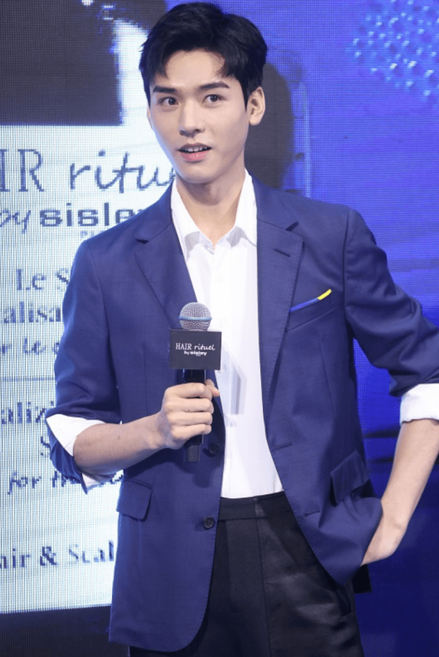 高让|龚俊真拥有一张好皮囊,穿西装侧颜太迷人,身材又瘦又高让人心动