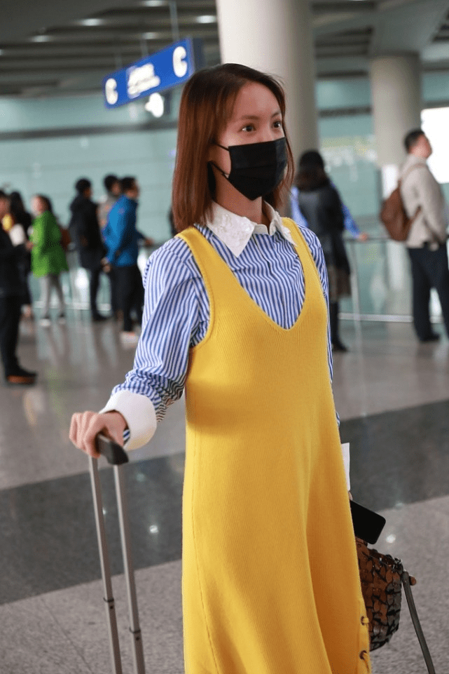 新意|黄色穿搭有多抢眼?金晨配牛仔蓝穿出新意,减龄不说还挺甜美