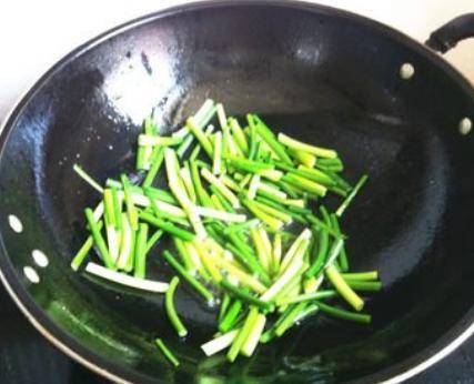 芹菜炒肉丝的正确方法教你一招 1f1acbb35dfd4251b0d76fd83d07a593.jpeg
