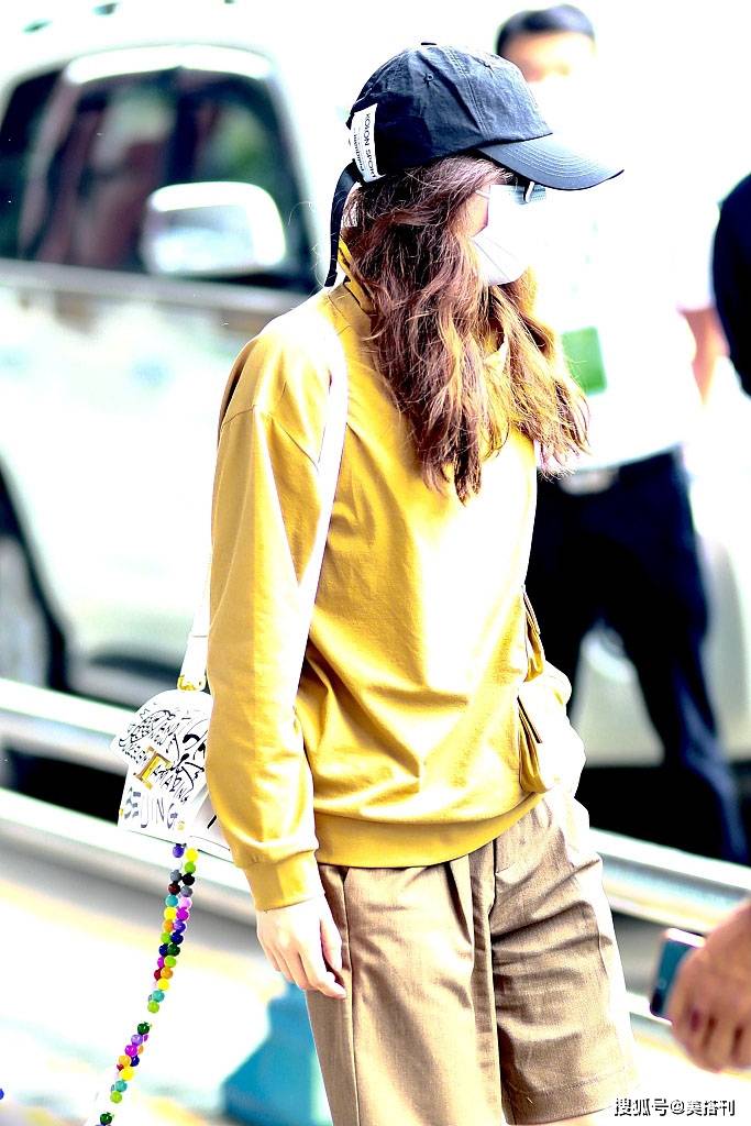 感觉|刘诗诗罕见露面，姜黄色卫衣搭西装短裤，网友：姬圈大佬的既视感