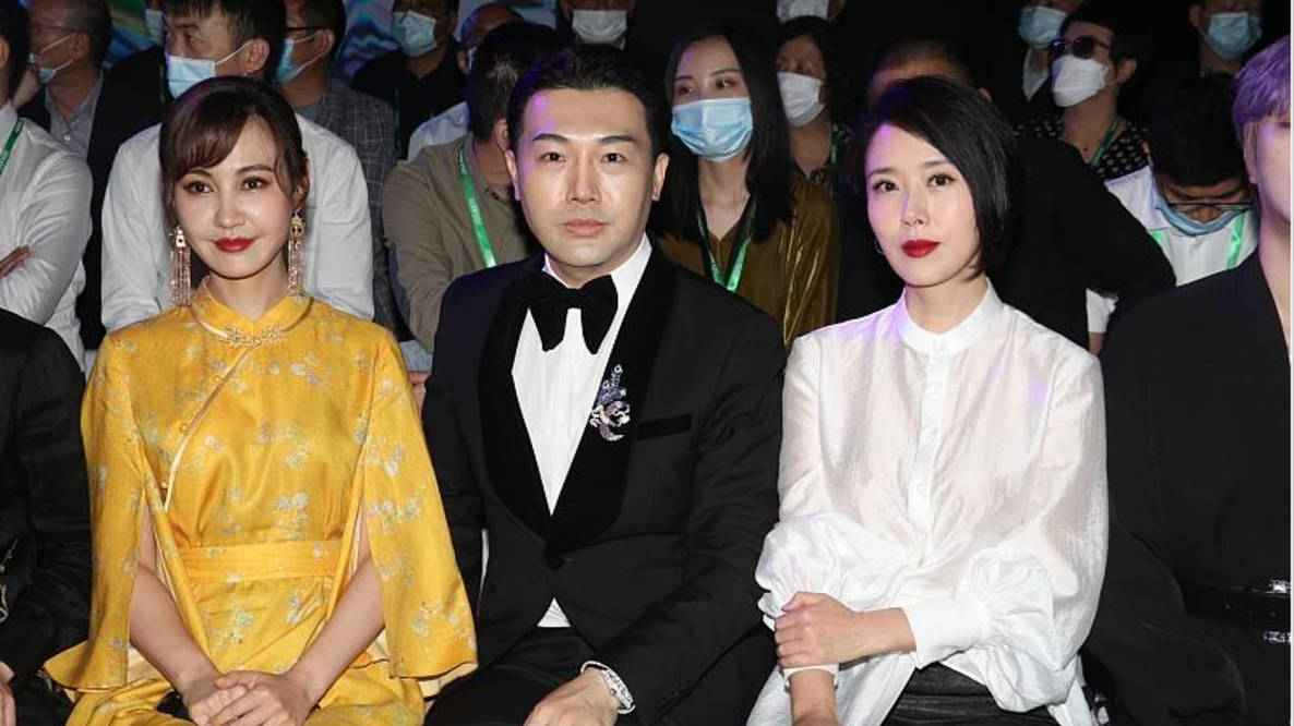 严重|杨雪出山现身时装周,生图曝光卡粉严重,脸颊肿胀与精修差别太大?