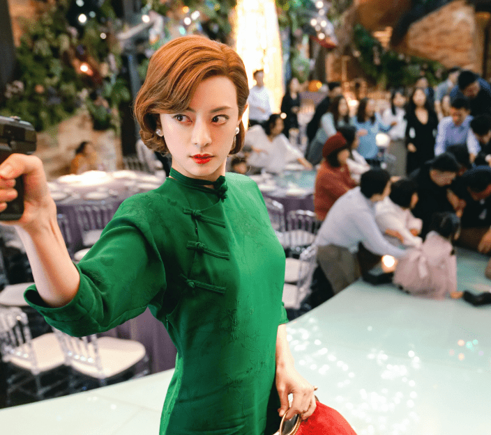 皮夹克|孙俪新剧“豁”出去了,38岁扮小丑女腰细腿长,染彩发像漫画少女