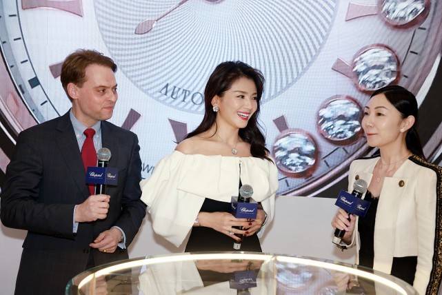 黑色|《披荆斩棘的哥哥》新主持人刘涛气场全开，开叉长裤抢镜，有韵味