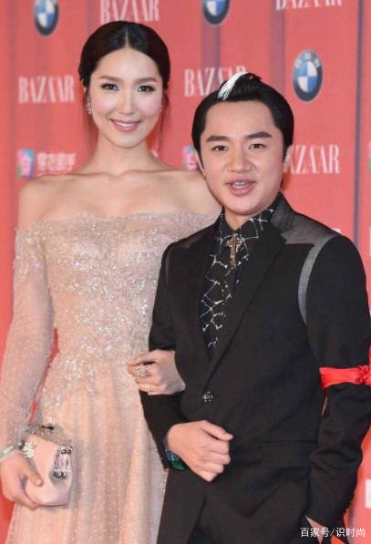 设计|李亚男婚后越来越漂亮，穿晚礼裙像“在逃公主”，王祖蓝真是宠她