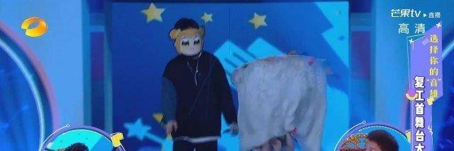 杜海涛|鞠婧祎快乐大本营蒙面出场，下台阶差点摔倒，杜海涛谢娜目瞪口呆