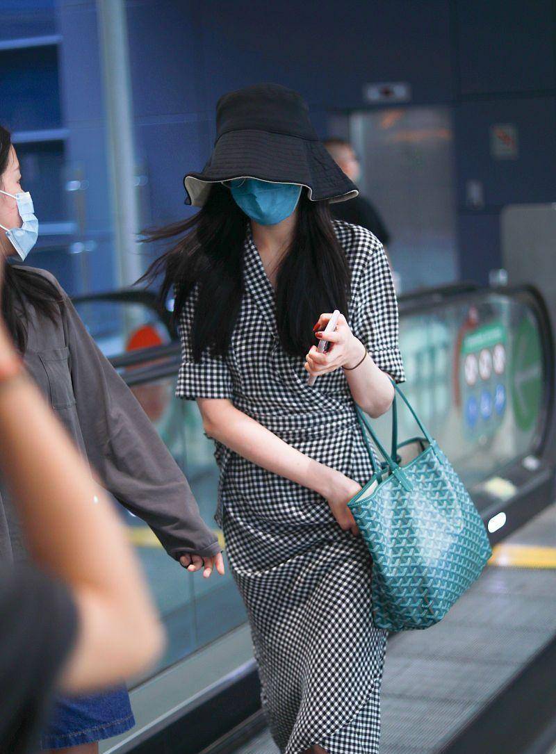 棕色|迪丽热巴不走美艳风照样有气质，穿得挺显嫩，但发型够“嘻哈”的