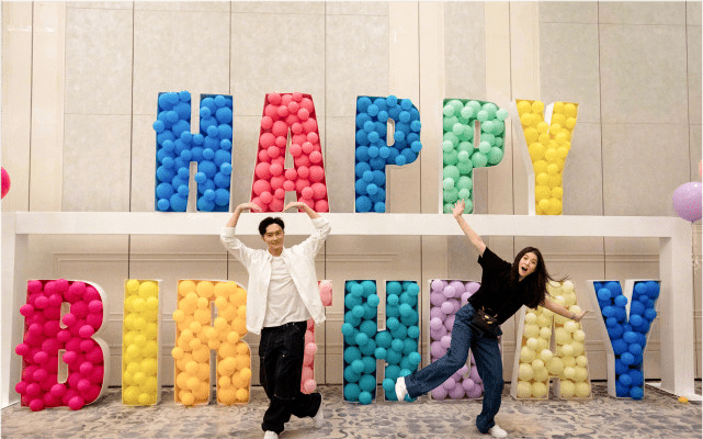 卫衣|张智霖过50岁真有福气！众女神包围惹人羡，他穿卫衣少年感大爆棚