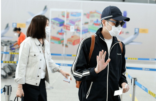 卫衣|张智霖过50岁真有福气！众女神包围惹人羡，他穿卫衣少年感大爆棚