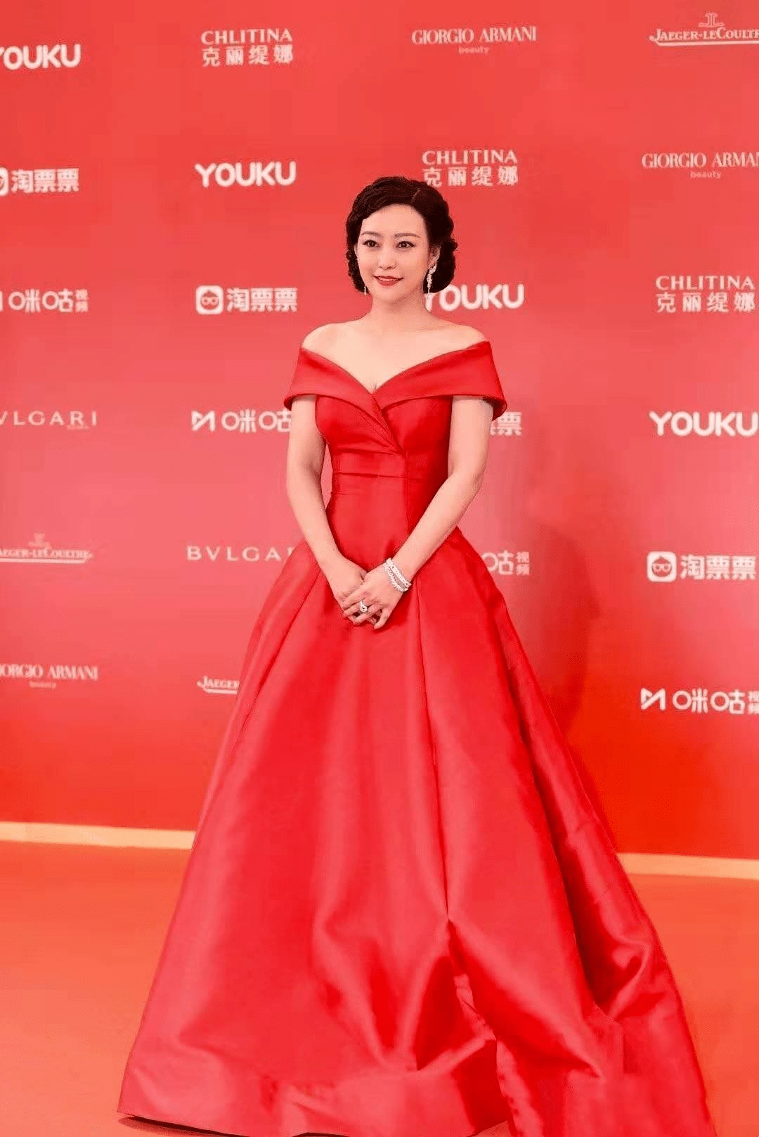 身材|郝蕾是阿姨圈顶流!印花衬衫搭半身裙高级洋气,她掌握了穿搭密码