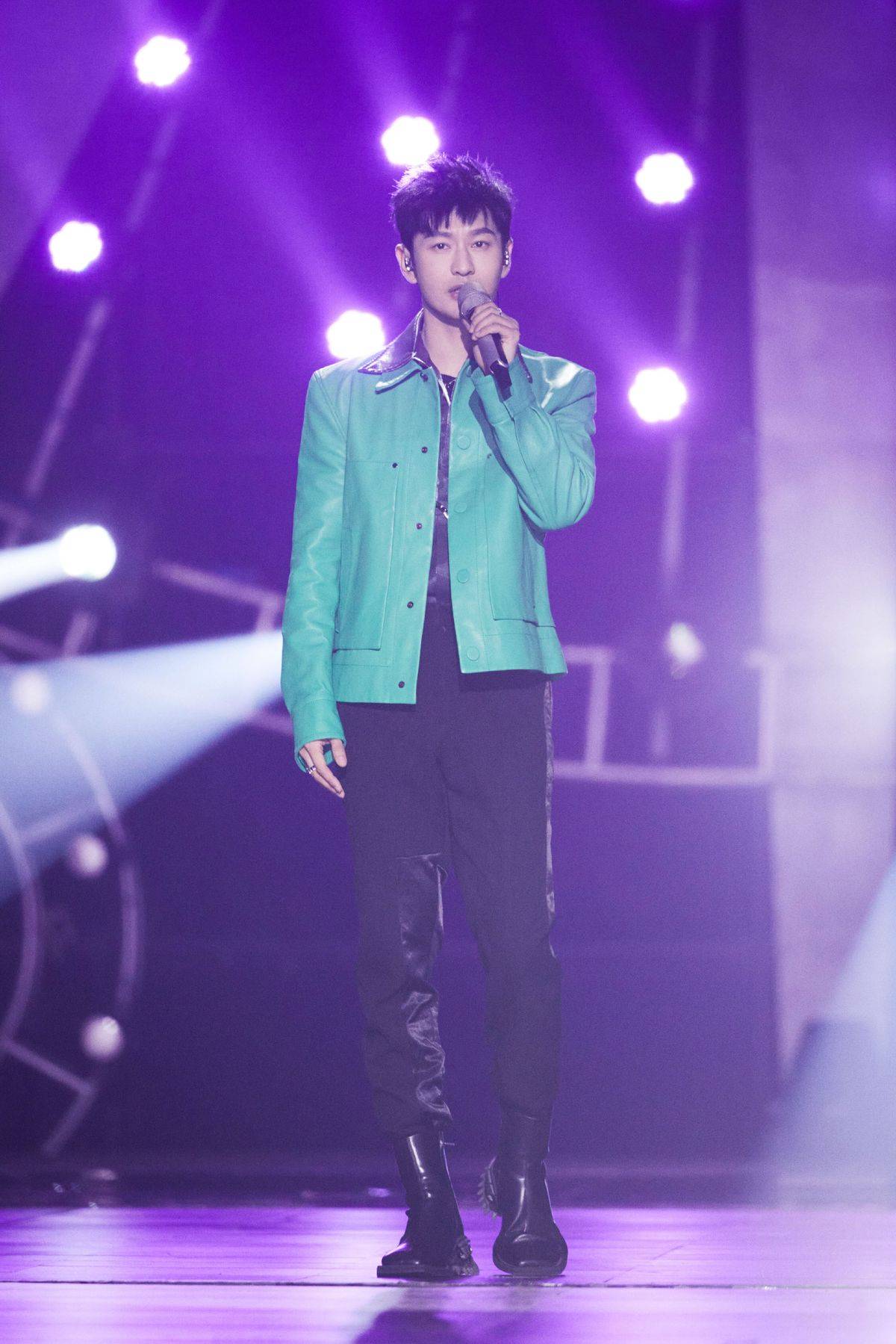 身材|44岁黄晓明不再“油腻”，运动裤造型青春潮流，这简直是搭配模板