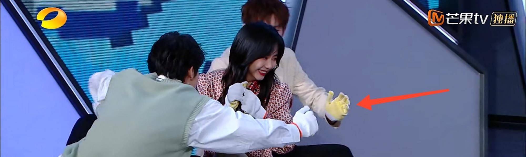 什么|谢娜不小心要摔出舞台时，谁注意到张新成在身后做了什么？