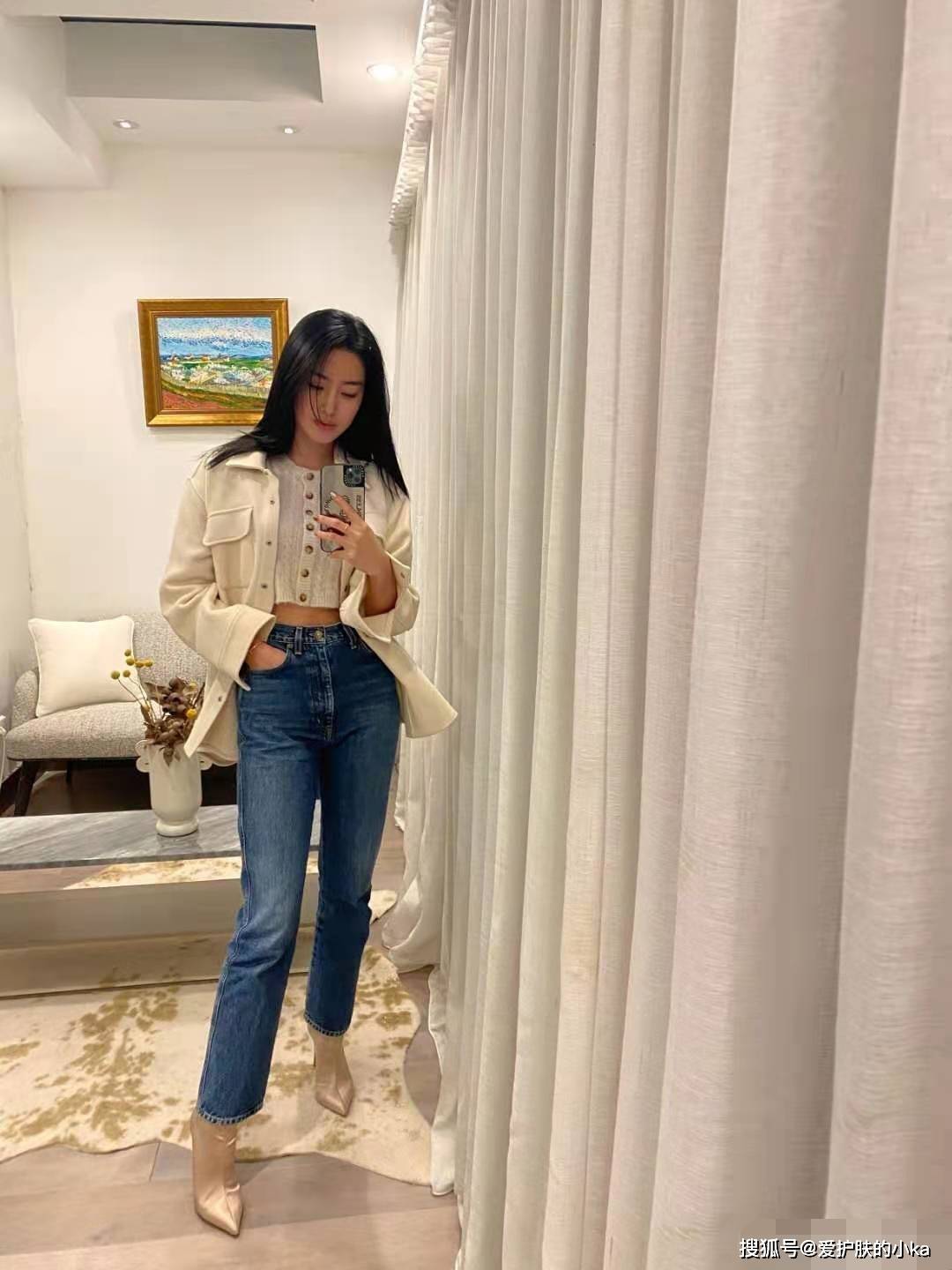 颜色|28岁阔太杨采钰气质真的好,穿连体裤似旗袍,复古风也要配Dior