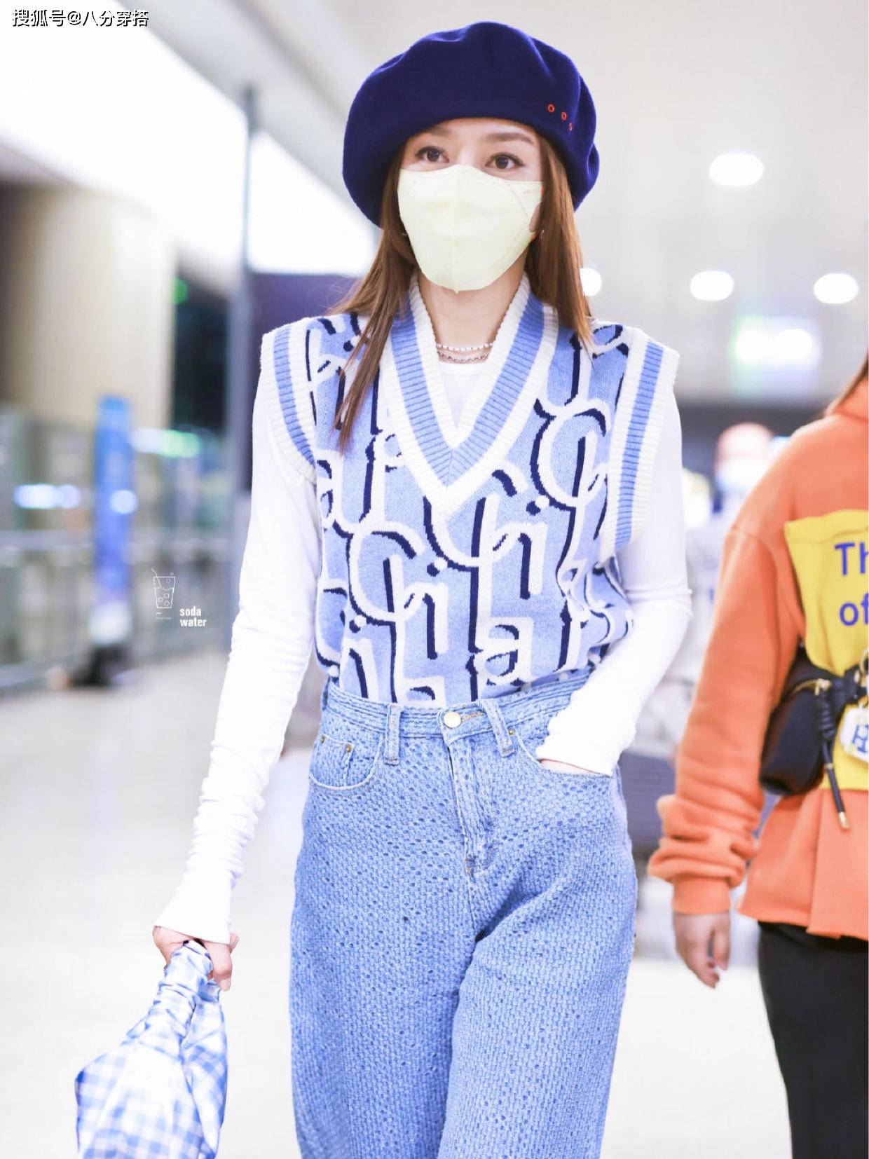 身材|秦岚虽是“阿姨年纪”，穿针织马甲配白T恤甜美温柔，嫩成大学生