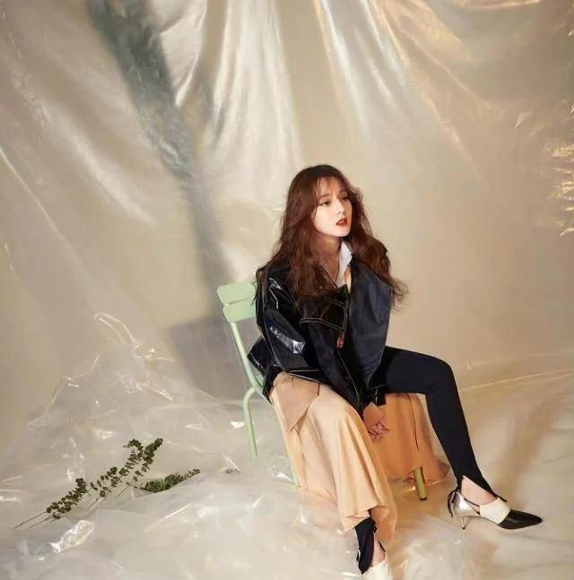 黑色|迪丽热巴终于对“白丝”下手了,意外凹出筷子腿,这腿谁不羡慕