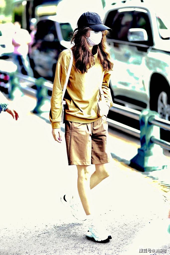 感觉|刘诗诗罕见露面，姜黄色卫衣搭西装短裤，网友：姬圈大佬的既视感