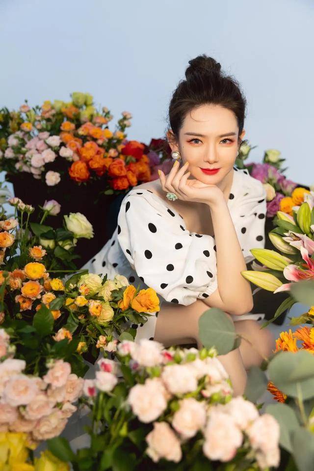戚薇|戚薇不愧是“浓颜系”女神，猫眼妆魅惑深邃，丸子头造型又甜又A