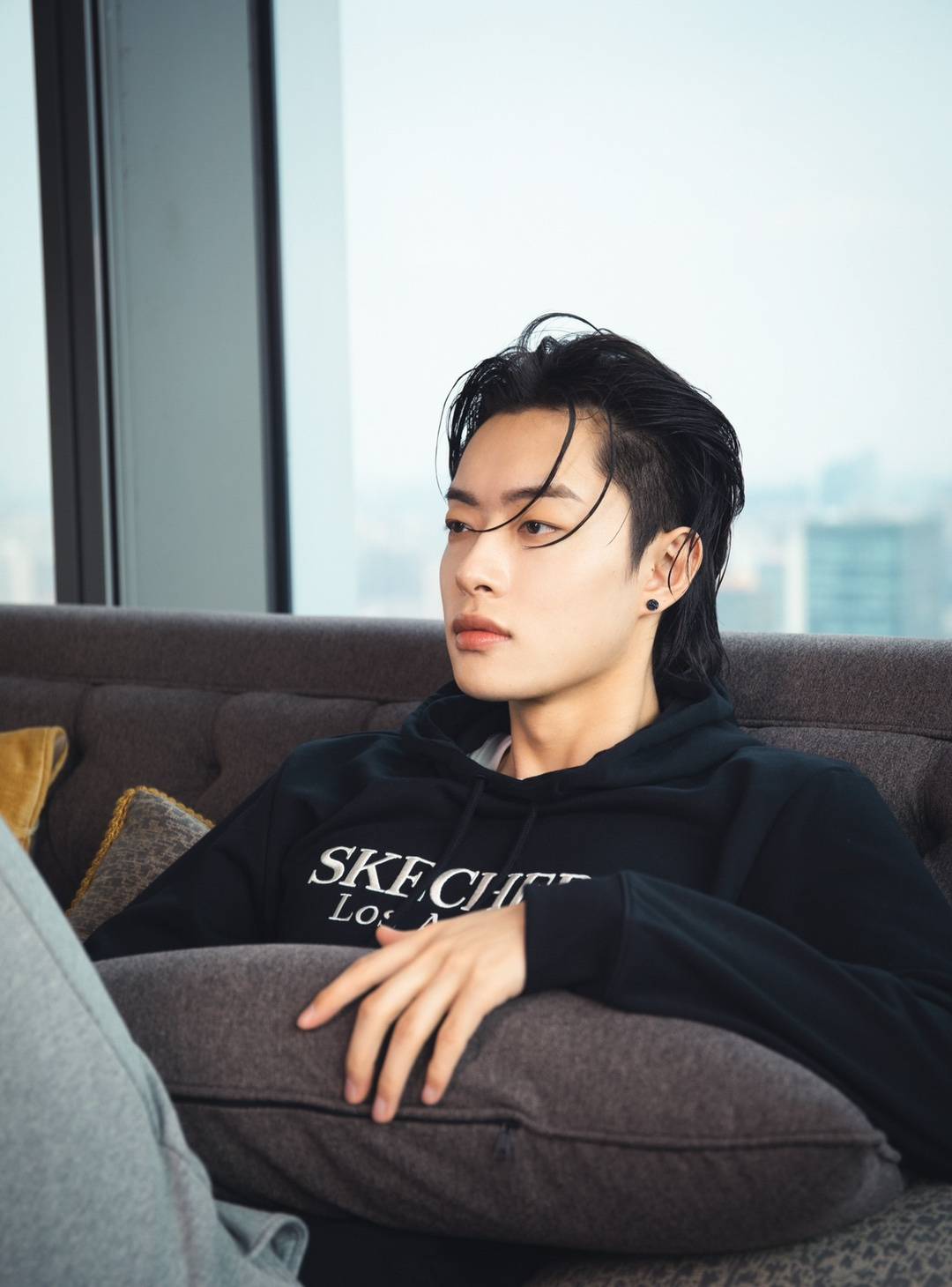 卫衣|木子洋最新活动造型，身穿黑色卫衣搭配灰色运动裤，梳起大背头，随手拍即画报