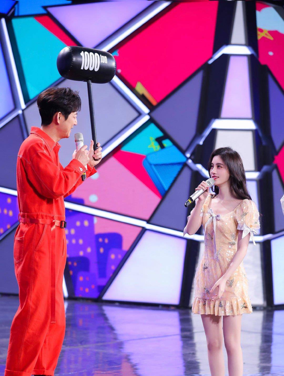 杜海涛|鞠婧祎快乐大本营蒙面出场，下台阶差点摔倒，杜海涛谢娜目瞪口呆