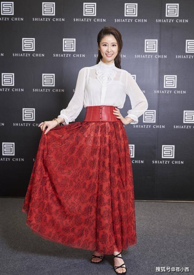 霍建华|霍建华的老婆林心如又美出圈了，穿白色蕾丝拼接连衣裙，气质惊艳