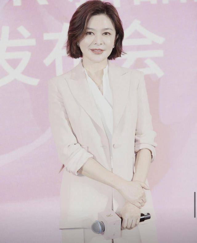 一身|关之琳真的太会穿,一身红色运动套装活力十足,哪有中年人的样子