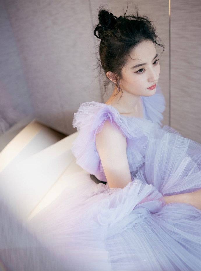 公主|刘亦菲穿上纱裙梦幻又浪漫的精灵公主，戴上皇冠是高贵典雅的清冷型气质女神