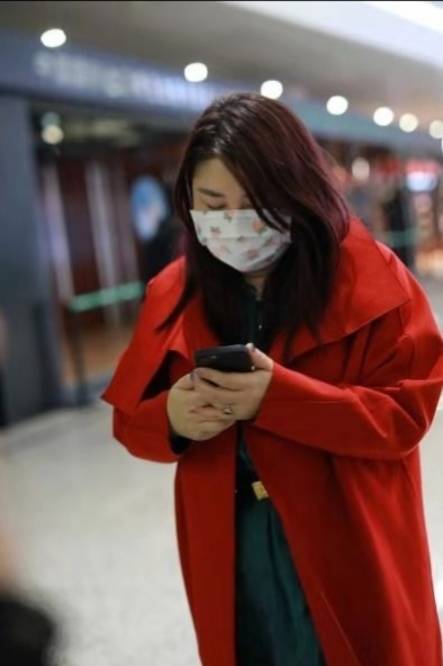 杨天真|杨天真现身机场,一身红配绿难掩大肚子像孕妈,头发凌乱很豪放!