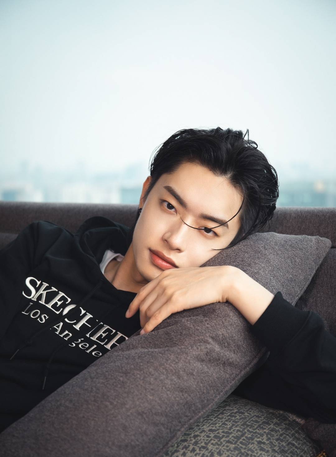 卫衣|木子洋最新活动造型，身穿黑色卫衣搭配灰色运动裤，梳起大背头，随手拍即画报