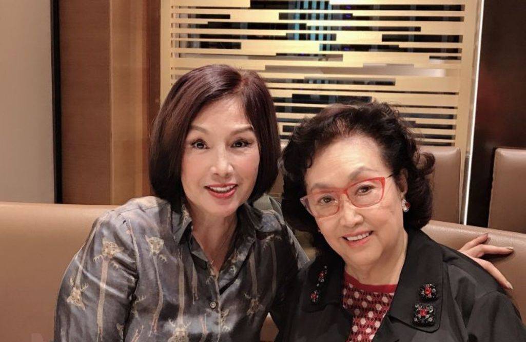 谢贤|林青霞罕见现身圈内聚会，瘦22斤容光焕发，谢贤73岁原配美貌抢镜？