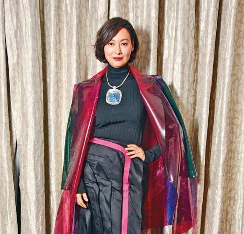 样式|惠英红美得不张扬，穿低调色礼服气质温婉，戴“大片”项链更吸睛