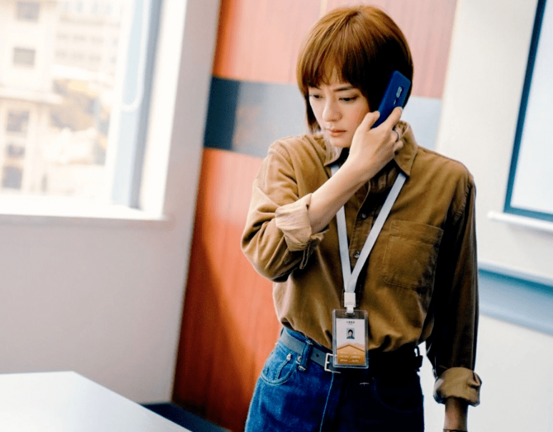 皮夹克|孙俪新剧“豁”出去了,38岁扮小丑女腰细腿长,染彩发像漫画少女