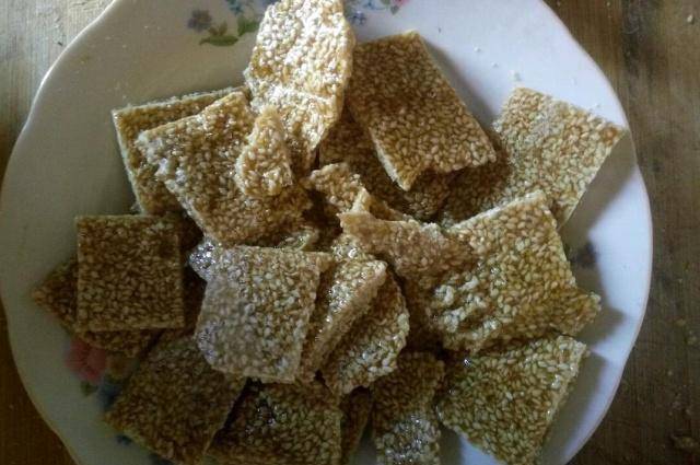 做法|教你用芝麻做成孩子爱吃的小零食，香甜酥脆，健康好吃无添加
