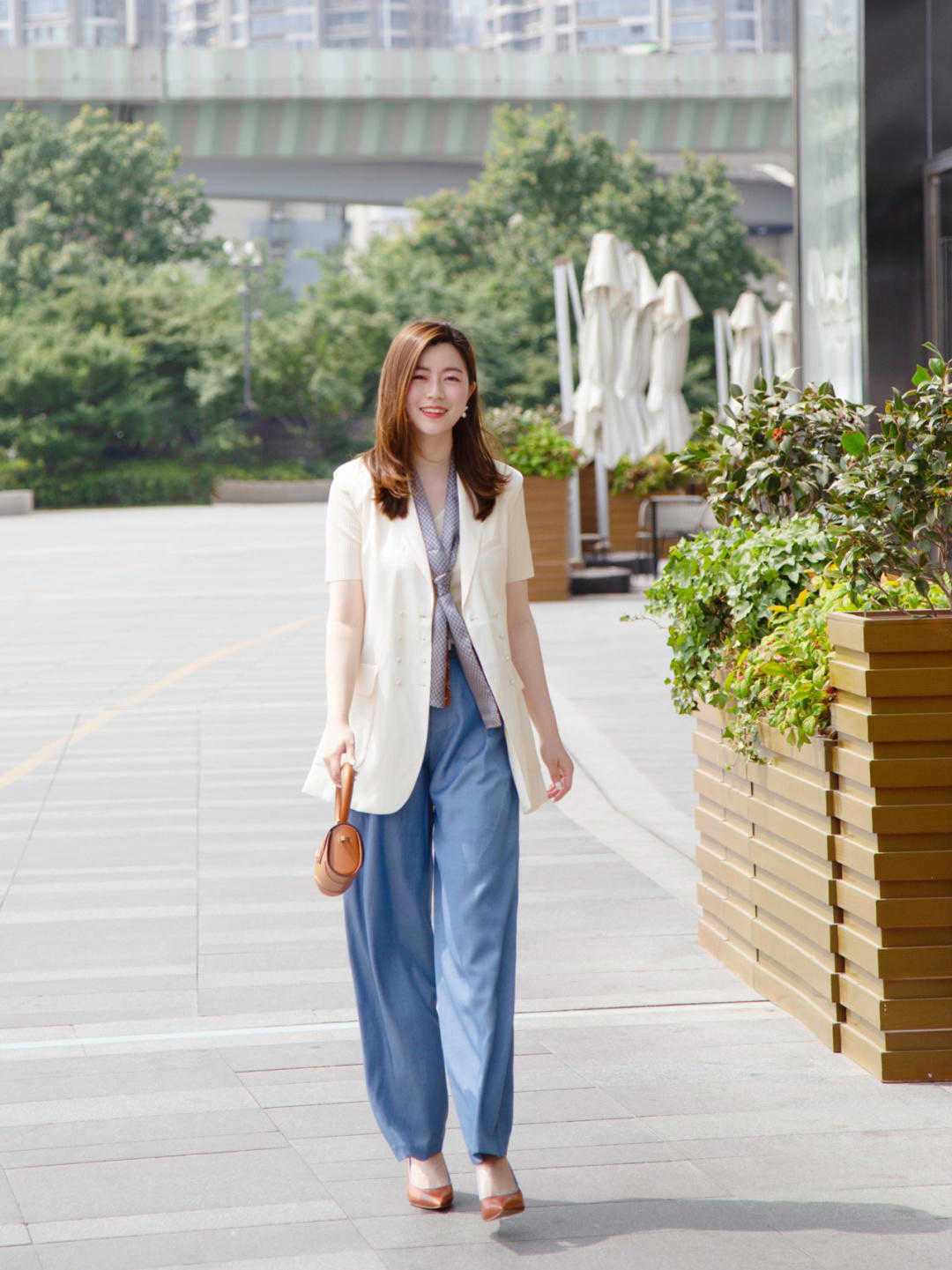 条纹|早秋，“阔腿裤”的高级穿法是这样的，搭配衬衫利落又时髦