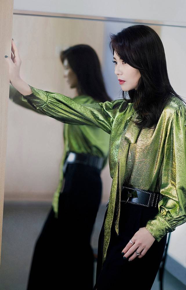 黑色|《披荆斩棘的哥哥》新主持人刘涛气场全开，开叉长裤抢镜，有韵味