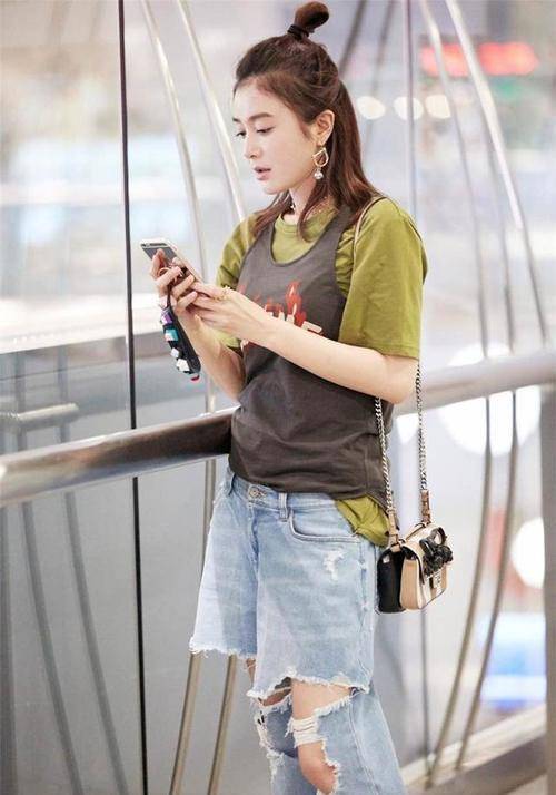 前卫|秦岚为了凹造型,短袖外面套背心,网友:素颜出镜心真大