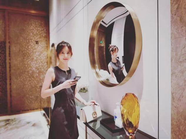 章泽|章泽天健身有成效,晒侧颜照大秀挺拔曲线,天鹅颈更是媲美刘诗诗