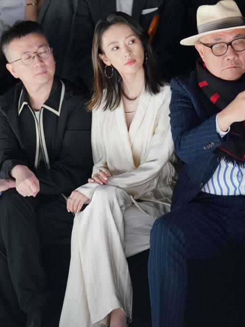 眼袋|吕燕品牌秀众星助阵,嘉玲胡兵同框童瑶眼袋抢镜,她穿50元国货!