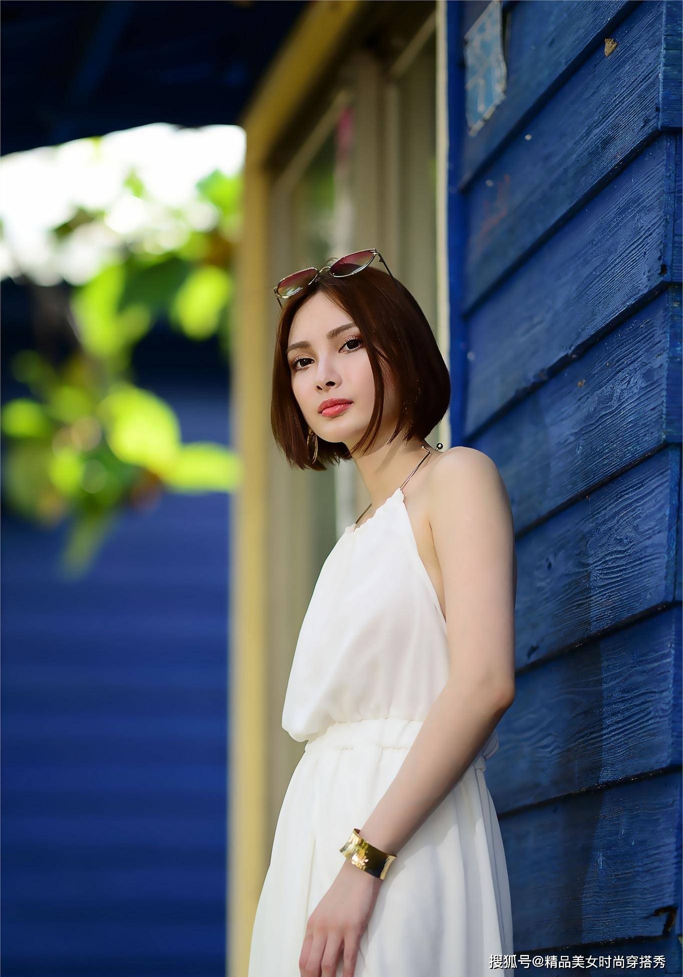 设计|时尚又好搭的白色连衣裙——挂脖设计时尚感超强