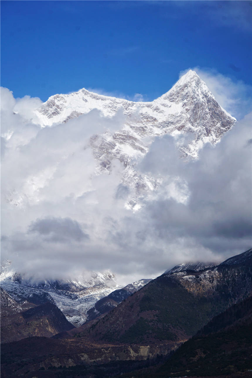 雪山|西藏林芝有一个小山村，是拍摄南迦巴瓦峰的最佳位置，进来不容易