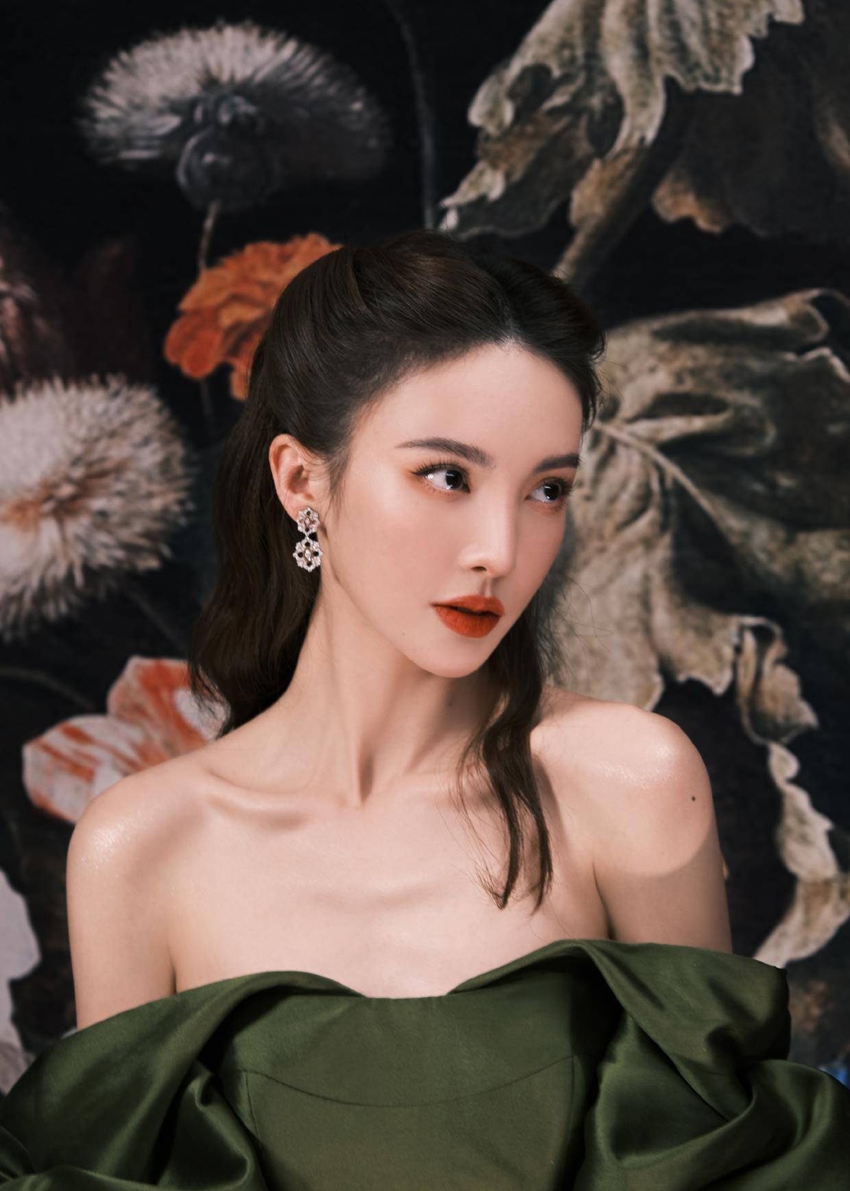 路线|金晨从不走“饱满”路线，骨感身材穿露肩连衣裙，舞蹈家气质惊艳