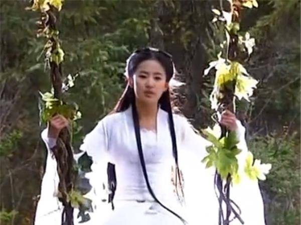 鞠婧祎|女星剧中荡秋千，杨紫开心，鞠婧祎唯美，看到关晓彤：不怕摔了吗