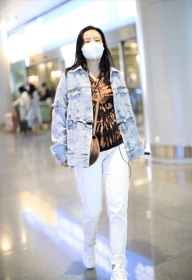 私下里|唱“忐忑”火了的龚琳娜,私下里十分淳朴,穿搭打扮似素人