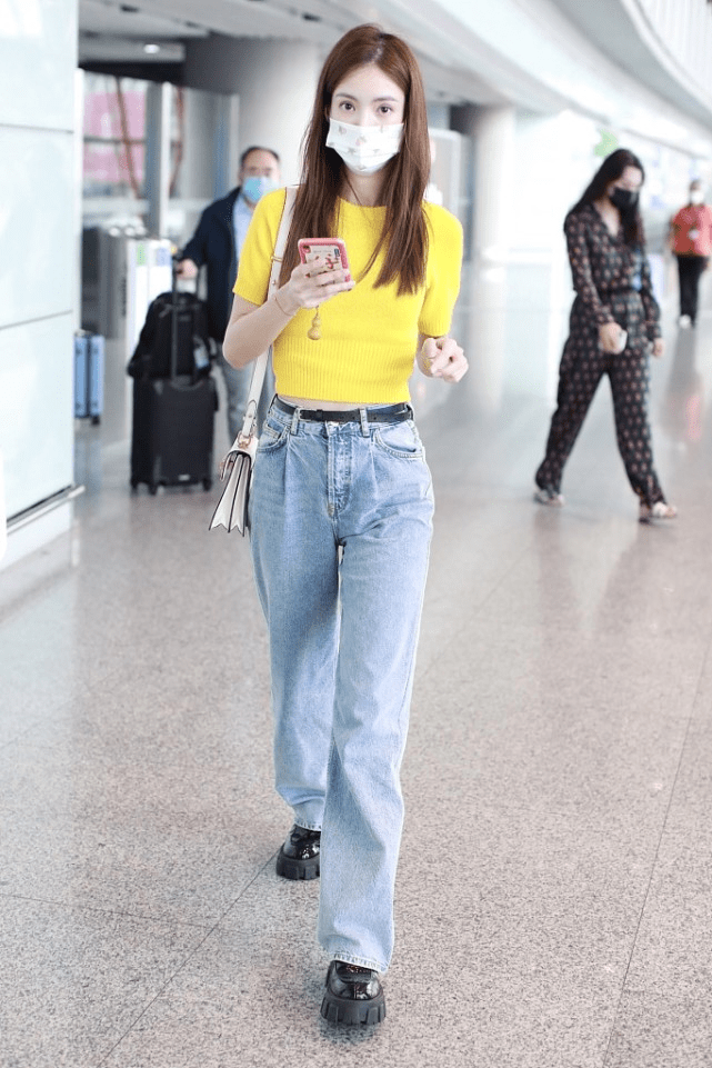 新意|黄色穿搭有多抢眼？金晨配牛仔蓝穿出新意，减龄不说还挺甜美