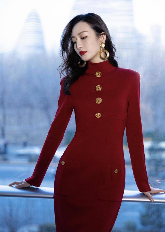 王鸥|王鸥身材好又会穿，身穿牛仔连体裤潇洒简约，少女娇俏太减龄