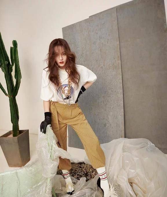 黑色|迪丽热巴终于对“白丝”下手了,意外凹出筷子腿,这腿谁不羡慕