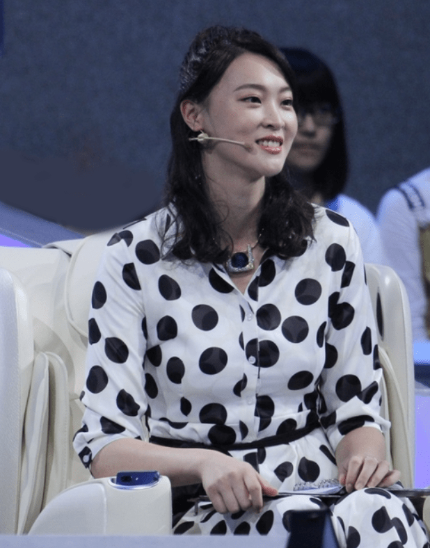 大气|惠若琪生女儿后逆生长！一袭印花裙美艳又大气，气质不输女明星