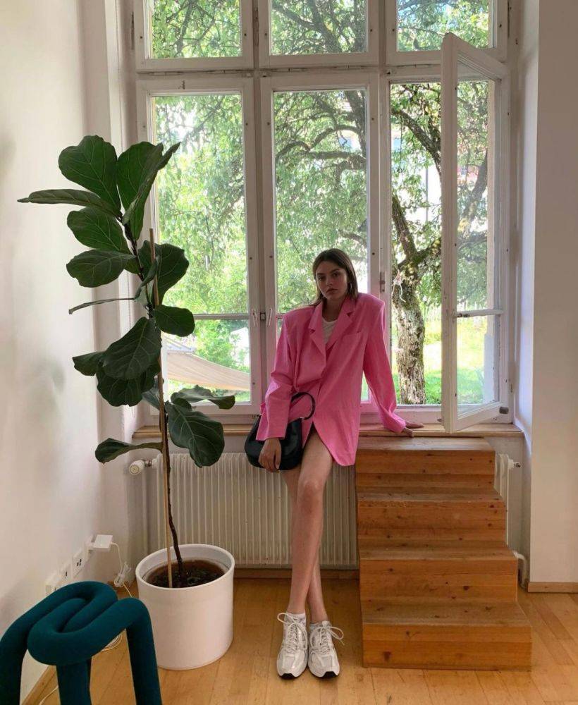 黑色|原来张雨绮也能变“柔美”，34岁穿粉裙温婉清新，越看越有贵气范