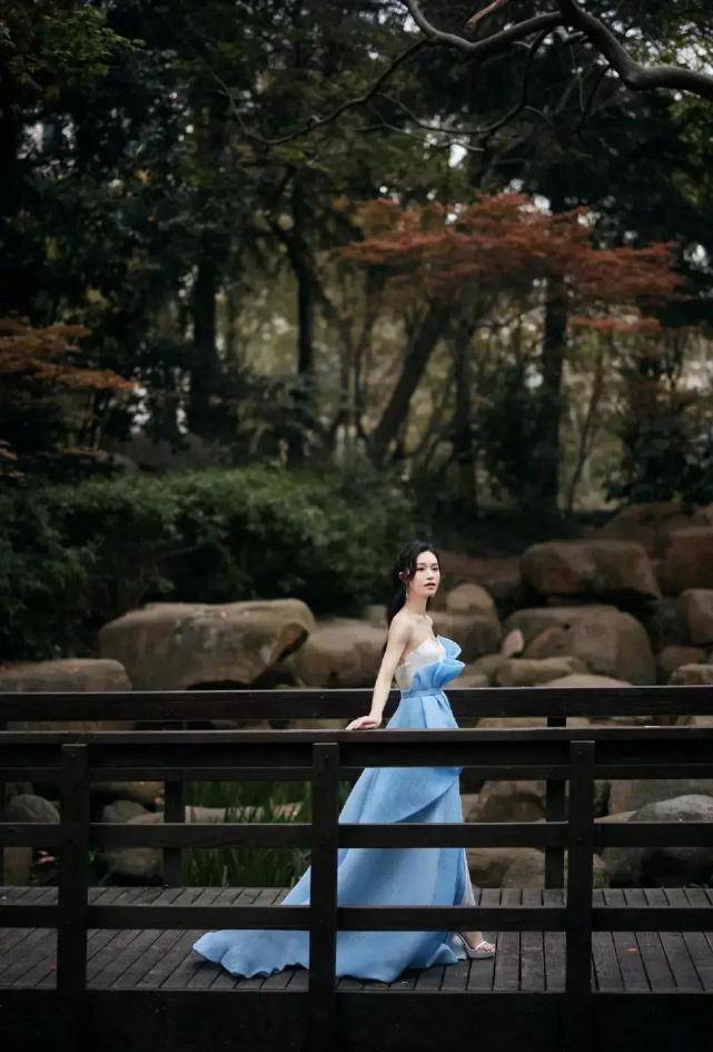 设计|32岁的文咏珊才是“人间绝色”，穿浅蓝色礼服惊艳众人，太给自己长脸了